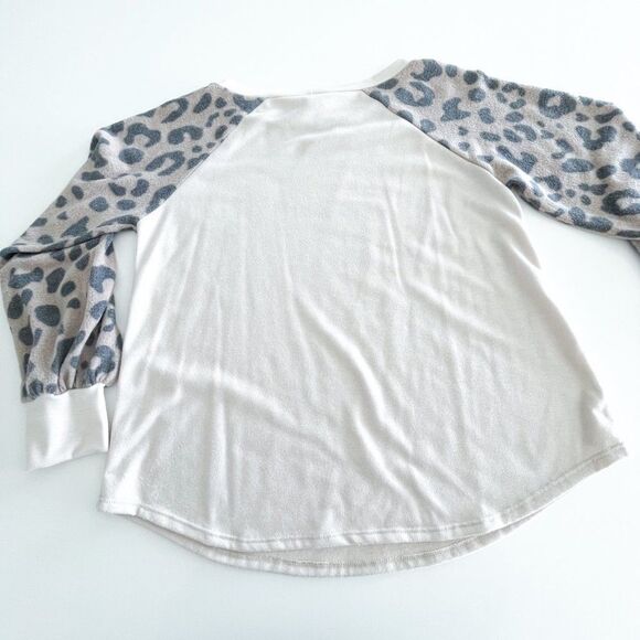 Small Boutique // Leopard balloon sleeve top // Size Medium - Picture 5 of 7